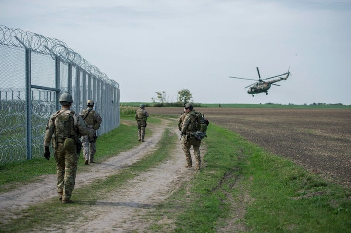 Binh lính Hungary tuần tra ngày đêm dọc theo hàng rào dây thép gai trên biên giới với Serbia. Chính phủ Hungary có kế hoạch rào riếp biên giới với Romania và Croatia.