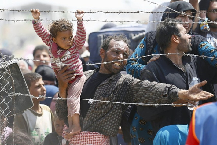 Đối với nhiều người tị nạn Syria, trở ngại đầu tiên chính là hàng rào dây thép gai trên biên giới Syria-Thổ Nhĩ Kỳ. Phải vượt qua được cửa ải đầu tiên này thì họ mới có thể nghĩ đến việc di cư đến Châu Âu và các nước khác.