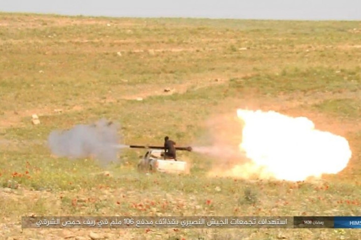 Phiến quân IS dùng SKZ chống xe bọc thép của Các lực lượng chính phủ Syria. (Nguồn: AMN)