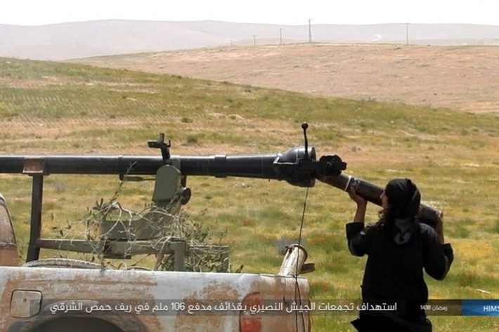 Để ngăn chặn xe bọc thép của Quân đội Syria, chúng dùng súng không giật SKZ. (Nguồn: AMN)