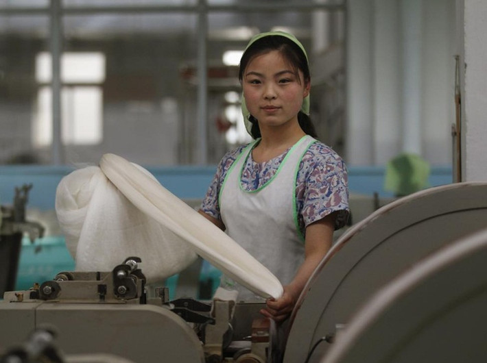 Một nữ công nhân đang làm việc trong Nhà máy lụa Jong-suk ở thủ đô Bình Nhưỡng, CHDCND Triều Tiên.