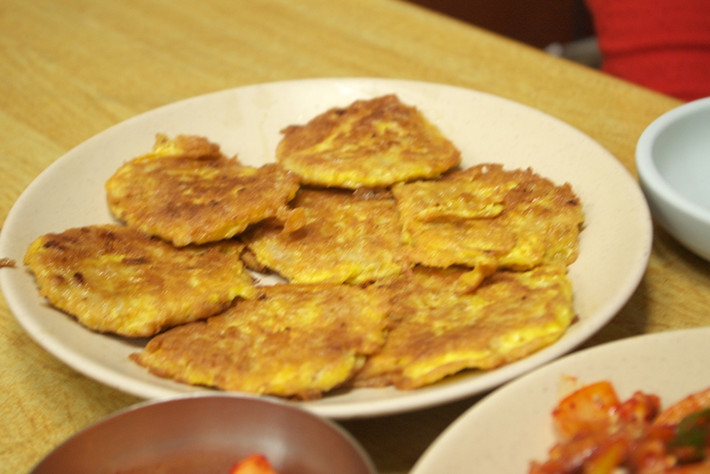 5. Jeon: Jeon là loại bánh rán theo kiểu Hàn Quốc với thịt, bột mì, hải sản và rau. Ngoài ra, người ta có thể thêm những nguyên liệu mà theo sở thích. Sau đó chúng sẽ được trộn lẫn với bột và trứng trước khi cho lên chảo rán.