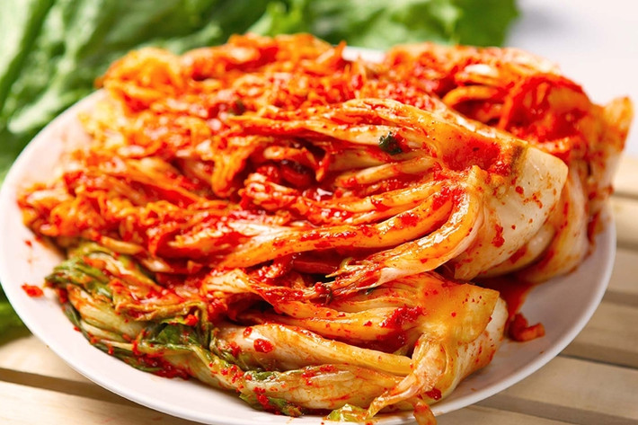 11. Kimchi: Có một món không thể thiếu đối với các gia đình Hàn Quốc không chỉ dịp Tết mà cả quanh năm, đó là món cay kimchi. Vào ngày Tết luôn có món gakkimchi làm bằng lá cải xanh trộn với vừng trắng.