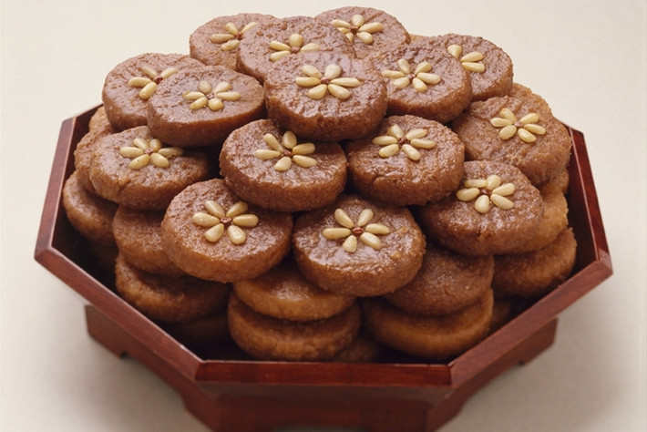 8. Yakgwa: Yakgwa là món tráng miệng truyền thống của người Hàn Quốc. Trong tiếng Hàn “yak” có nghĩa là thuốc. Lý do món tráng miệng này có tên như vậy là vì mật ong được người dân Hàn Quốc sử dụng nhiều trong các bài thuốc dân gian.