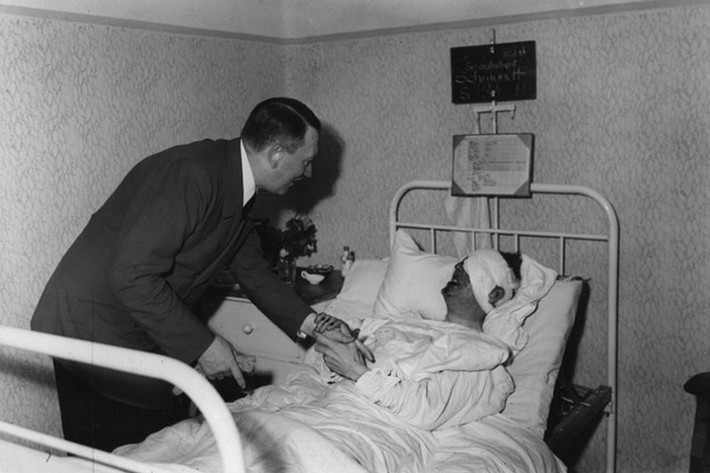 Hitler đã thoát chết trong vụ nổ bom và bắt đầu báo thù dã man thân quyến của các nhân vật tham gia đảo chính. Trong ảnh: Hitler thăm Trung tướng Rudolf Schmundt bị thương trong vụ đánh bom ở Rastenburg.