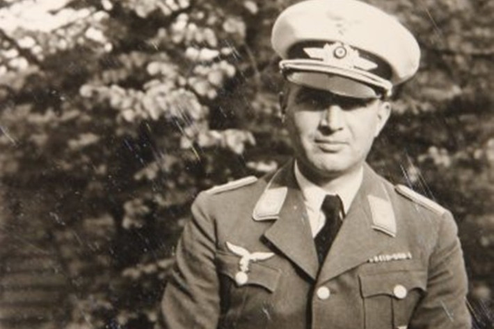 Gia đình tan nát: Sĩ quan không quân Caesar von Hofacker, anh em họ với Đại tá Claus Schenk Graf von Stauffenberg - người đã đặt bom mưu sát Hitler tại "Ổ Sói" - đã tham gia cuộc đảo chính bất thành ngày 20/7/1944. Ông đã bị bắt và bị tuyên án tử hình. Ảnh SZ.de
