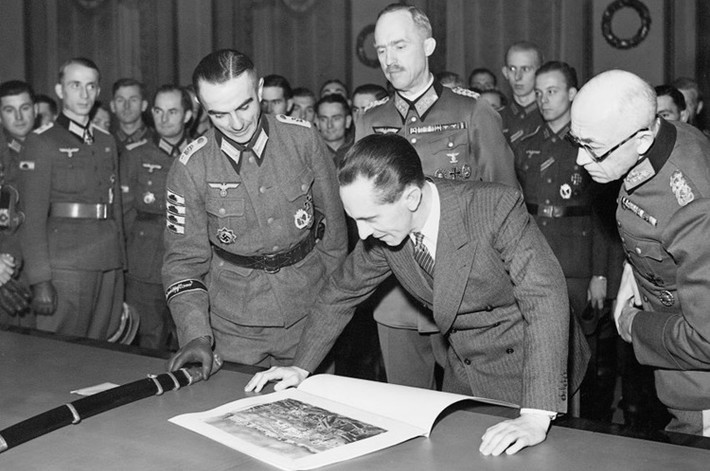 Trung tướng Paul von Hase (người đứng sau Bộ trưởng Tuyên truyền Goebbels) cũng tham gia vụ đảo chính ngày 20/7/1944. Ảnh SZ.de