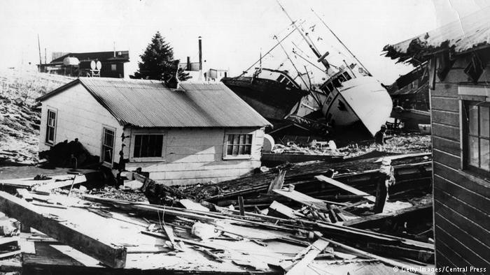 Trận động đất Alaska năm 1964 là trận động đất mạnh nhất ở nước Mỹ cho đến nay. do cư dân thưa thớt nên trận động đất và sóng thần sau đó chỉ làm 139 người chết. Hình ảnh một làng chài nhỏ trên đảo Kodiak bị tàn phá.