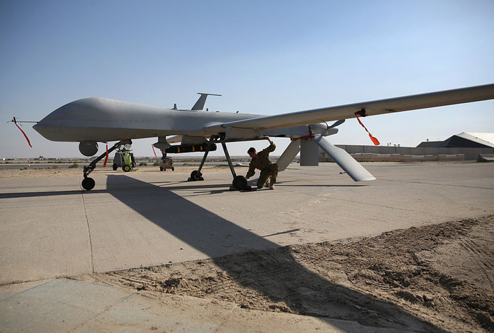 MQ-1 Predator: Máy bay không người lái biệt danh "Kẻ săn mồi" với nhiệm vụ thu thập thông tin tình báo, thám sát trên không và tiêu diệt các mục tiêu nhạy cảm có giá trị cao. MQ-1 Predator có tầm bay hơn 1.200 km, tốc độ bay tối đa 217 km/giờ. Ảnh: Getty.