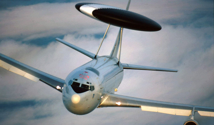 Điểm đặc biệt của chiếc E-3 Sentry AWACS nằm ở radar gắn phía trên thân máy bay. Chiếc radar có đường kính 9,1 m, dày 1,8 m và có tầm quét hơn 376 km. Sức mạnh của radar giúp chiếc E-3 có thể giám sát mọi hoạt động từ mặt đất tới tầng bình lưu của Trái Đất trong phạm vi gần 400 km của máy bay. Ảnh: GTA5.