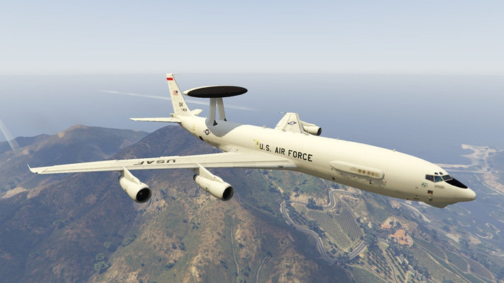 E-3 Sentry AWACS: Đây là chiếc máy bay độc nhất vô nhị của Không quân Mỹ. Chiếc máy bay là trung tâm điều khiển và chỉ huy lưu động trên vùng trời Iraq và Syria, cung cấp thông tin cập nhật từng giây cho các hoạt động trên chiến trường, hỗ trợ thông tin tình báo và các hỗ trợ khác cho lực lượng mặt đất của liên quân chống IS. Ảnh: GTA5.