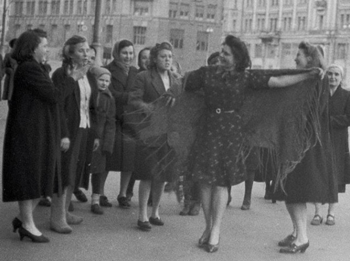 Phụ nữ Liên Xô vui mừng nhảy múa trong Ngày Chiến thắng phát xít Đức ngày 9/5/1945.