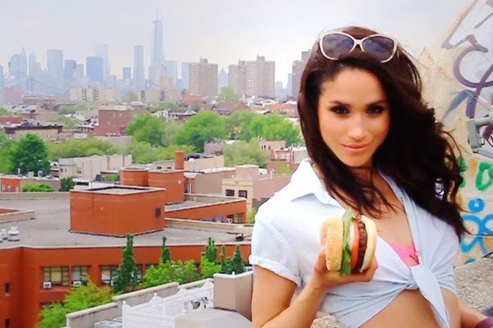 Bức hình này cho thấy một Meghan Markle dân dã cầm một chiếc bánh sandwich. Nếu kết hôn với Hoàng tử Harry, Meghan phải quen với các bữa tiệc cung đình và khó có thể tự tay nước thịt trong Cung điện Buckingham.