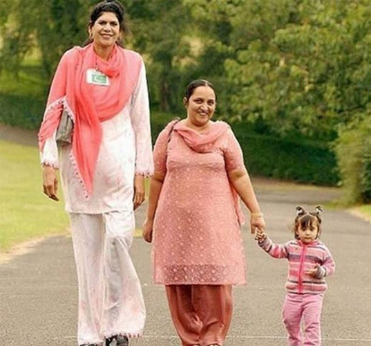 Zainab Bibi đã phải rời Pakistan đến Vương quốc Anh tị nạn vì cao quá khổ. Cô cao đến 2,18m. Ảnh: yorkfeed