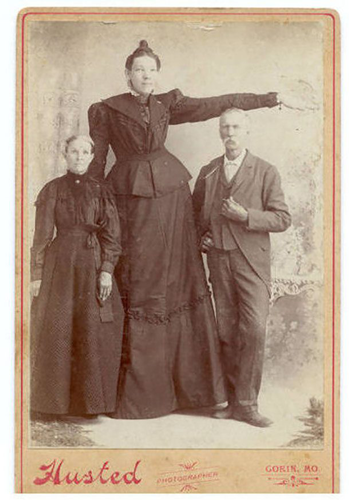 Ella Ewing sinh năm 1872 ở Missouri là người phụ nữ cao nhất nước Mỹ cùng thời. Bà cao đến 2,24m. Ảnh: yorkfeed