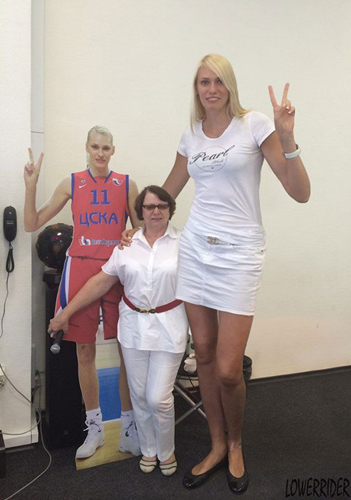 Nữ vận động viên bóng rổ nổi tiếng Maria Alexandrovna Stepanova của CLB Phoenix Mercury (Mỹ) được công nhận là nữ VĐV bóng rổ cao nhất nước Mỹ. Cô cao 2, 03 m. Ảnh: yorkfeed