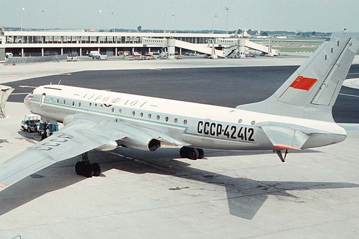Chiếc máy bay chở khách phản lực đầu tiên Tu-104 của Liên Xô này xuất thân từ loại máy bay ném bom tầm xa Tu-16 và cũng là máy bay chở khách phản lực đầu tiên trên thế giới, trước cả Boeing 707. Ảnh: Sputnik