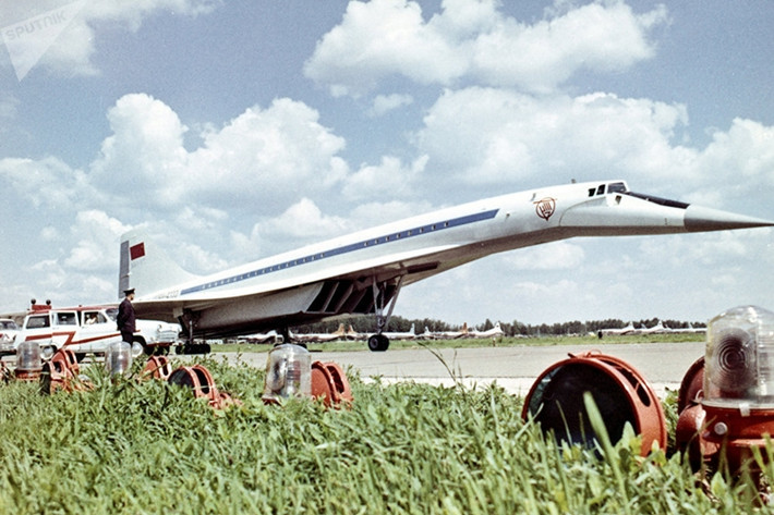 Cùng với loại máy bay chở khách phản lực Concorde của Anh và Pháp, Tu-144 là một trong những loại máy bay chở khách phản lực có tốc độ siêu vượt âm đầu tiên trên thế giới. Do hai vụ tai nạn máy bay ở Paris năm 1973 và ở Moscow 1978, loại máy bay vốn được cho là niềm kiêu hãnh của Liên Xô này đã bị xếp xó. Ảnh: Sputnik