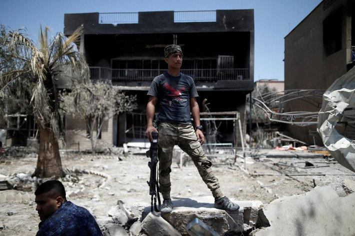 Cảnh sát Iraq xả hơi trước khi lao vào cuộc chiến mới. Ảnh: REUTERS