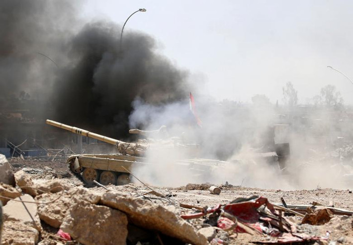 Xe tăng Iraq xông lên trong trận đánh ở Tây Mosul. Ảnh: REUTERS
