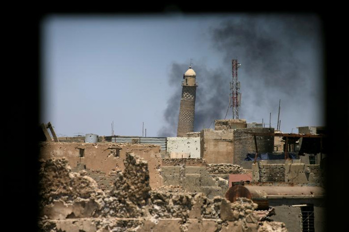 Ngọn tháp của Đại nhà thờ Hồi giáo ở khu vực Thành phố cổ Mosul nhìn qua cửa sổ. Tại nhà thờ này, Thủ lĩnh ISIS Al Bagdadi đã tuyên bố thành lập Nhà nước Hồi giáo trong năm 2014.
