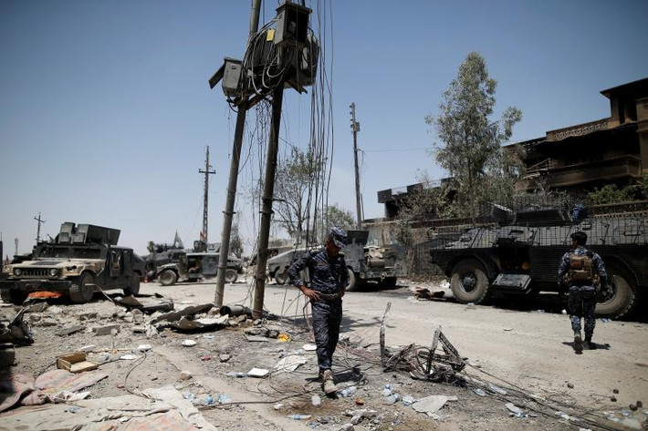 Một đại úy Cảnh sát liên bang Iraq trên chiến tuyến Tây Mosul. Ảnh: REUTERS