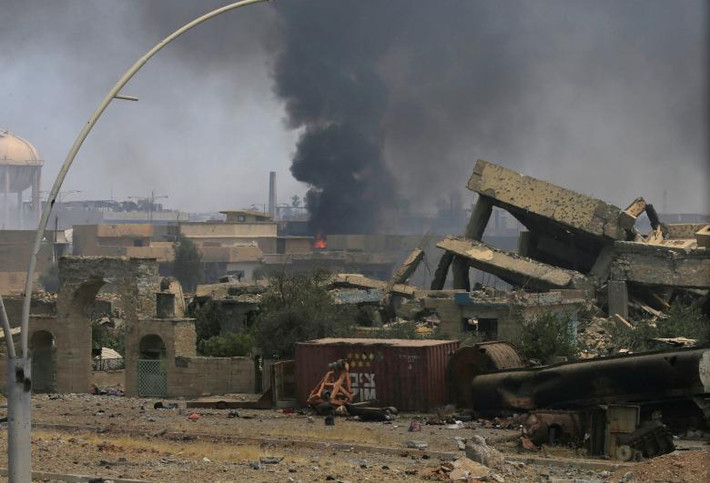 Khói lửa bốc lên từ khu vực al-Zanjili, phía bắc khu vực Thành phố cổ Mosul. Ảnh: REUTERS