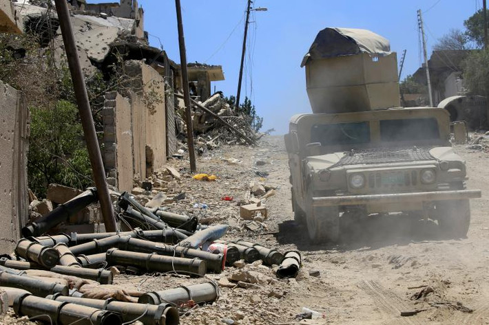 Một chiến xa của Lực lượng Phản ứng nhanh Iraq ở Tây Mosul, Ảnh: REUTERS