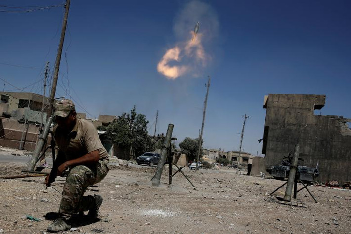 Lực lượng phản ứng nhanh Iraq nã đạn cối vào vị trí của phiến quân IS ở Tây Mosul. Ảnh: REUTERS
