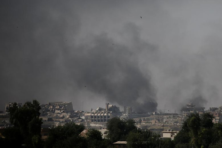 Khói đen mù trời ở Tây Mosul, khi các lực lượng Iraq tiếp tục tấn công phiến quân IS có thủ ở Tây Mosul. Ảnh: REUTERS.