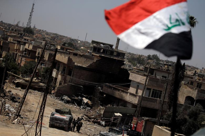 Một ngôi nhà bị phá hủy nặng nề trên chiến tuyến Tây Mosul. Ảnh: REUTERS