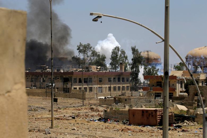 Khói lửa bốc lên ở Tây Mosul. Ảnh: REUTERS