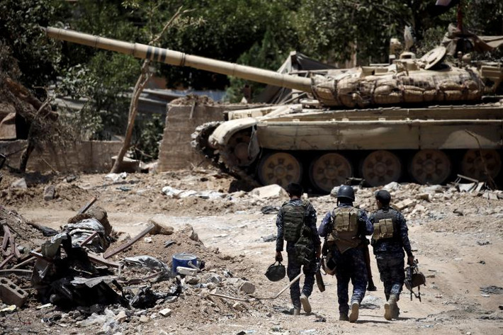 Các thành viên Cảnh sát liên bang mang theo súng đạn trên chiến tuyến Tây Mosul. Ảnh REUTERS