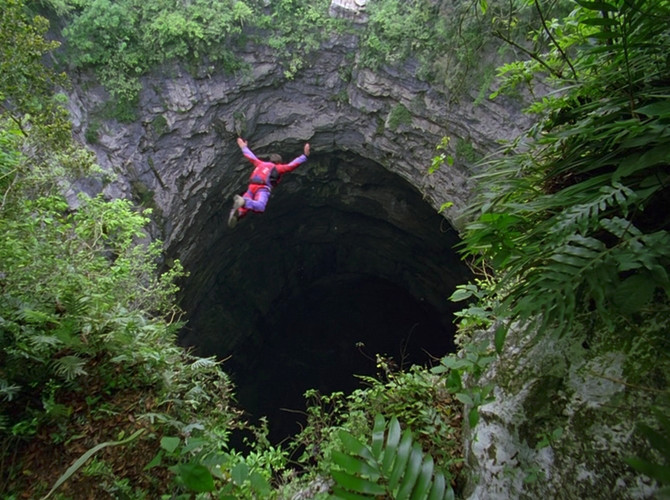 7. Hang Chim én, Mexico Hang Chim én là một hang động thẳng đứng phổ biến ở Mexico. Nó có hình dạng hình nón và các bức tường quanh hang động có nhiều lỗ để cho loài chim én làm tổ. Miệng hang đủ rộng để "nuốt gọn" một trong những tòa nhà chọc trời khổng lồ ở thành phố New York.