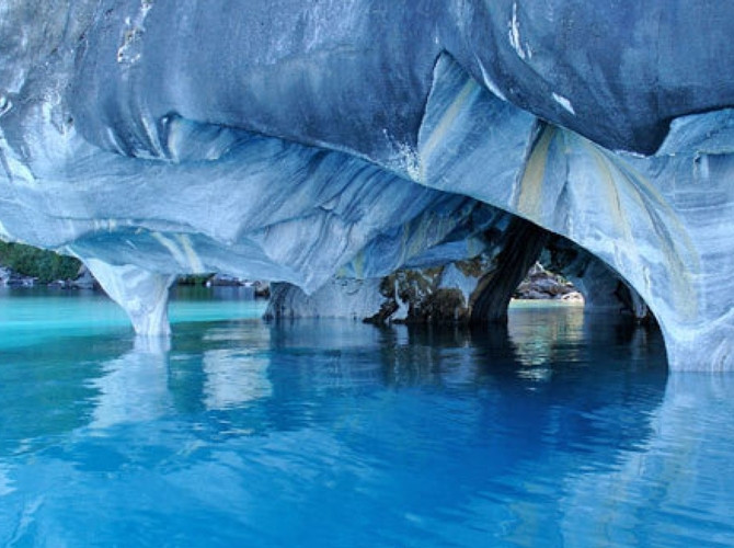 4. Hang Cẩm thạch, Chile-Argentina Hang Cẩm thạch ở Patagonia là một tập hợp các hang động, các cột đá và đường hầm bằng đá cẩm thạch nguyên khối Khi ánh sáng mặt trời chiếu vào, hang Cẩm thạch tỏa sáng rực rỡ cùng với biển xanh lấp lánh và tạo ra một cảnh sắc không thể nào quên.