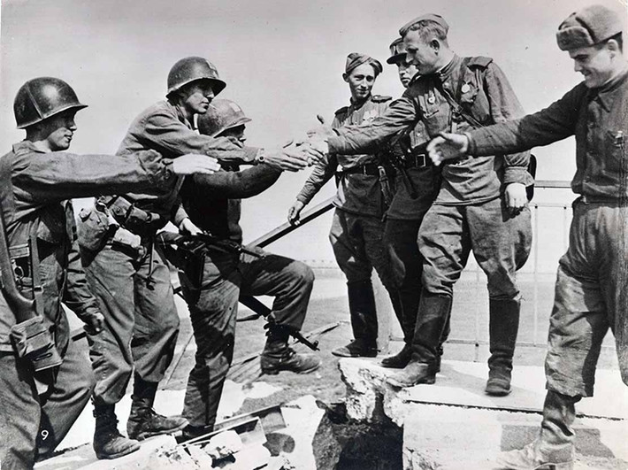 Hội quân Xô-Mỹ ở Torgau (25/4/1945): Cuộc hội quân lịch sử Xô-Mỹ trên cầu Torgau đã diễn ra vào lúc 15 giờ ngày 25/4/1945 và thời gian Đức Quốc xã đầu hàng Đồng minh chỉ còn được tính bằng ngày.