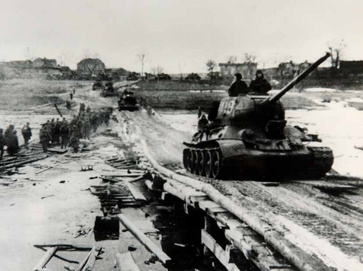 Trận đột phá cao điểm Seelow (16-19/4/1945): Hơn 1 triệu quân cùng với 3.000 xe tăng của Phương diện quân Belarus do Nguyên soái Zhukov lãnh đạo đã đánh tan tuyến phòng ngự của quân Đức trên sông Oder, mở toang cánh cửa vào Thủ đô Berlin của Đức Quốc xã.