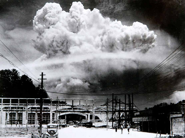 Mỹ ném bom nguyên tử xuống Hiroshima và Nagasaki (6 và 9/8/1945): Vào lúc 8 giờ ngày 6/8, Mỹ ném quả bom nguyên tử "Little Boy" từ độ cao 600 mét xuống Hiroshima. Ngày 9/8, Mỹ lại ném quả bom nguyên tử thứ hai mang tên "Fat Man" xuống Nagasaki, giết hại hàng chục nghìn người và san phẳng hai thành phố của Nhật Bản.