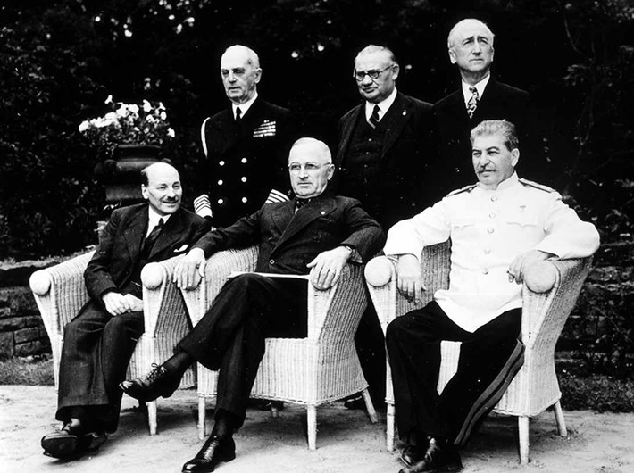 Hội nghị Potsdam (17/7 đến 2/8/1945): Hội nghị Potsdam giữa các nhà lãnh đạo Đồng minh - chủ yếu là các nhà lãnh đạo Nga, Mỹ và Anh (Stalin, Truman và Churchill) - bàn về tương lai của nước Đức sau chiến tranh và ký kết Hiệp ước Potsdam.