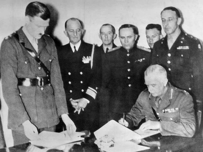 Tập đoàn quân C của Đức Quốc xã đầu hàng ở Italy (29/4/1945): Ngày 29/4/1945, Tập đoàn quân C của Đức Quốc xã có nhiệm vụ trấn giữ Italy đã đầu hàng Thống chế Anh Harold Alexander ở Caserta.