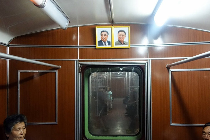 Chân dung lãnh tụ Kim Nhật Thành và con trai Kim Jong-Il trên các toa tàu điện ngầm. (Nguồn: Insider/earthnutshell.com)