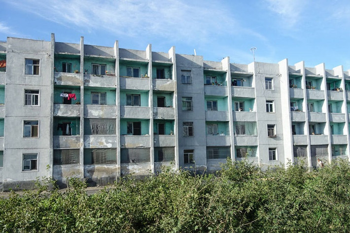 Các khu chung cư ở Bình Nhưỡng khá đơn điệu và vắng bóng người. (Nguồn: Insider/earthnutshell.com)
