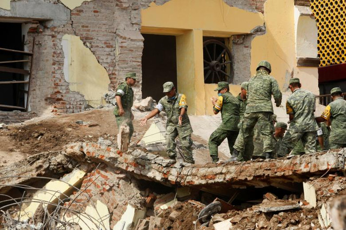 Binh sĩ dọn dẹp đống đổ nát ở Juchitan. Ảnh: REUTERS