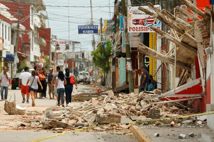 Cư dân Juchitan sau cơn động đất "lớn nhất thế kỷ" ở Mexico. Ảnh: REUTERS