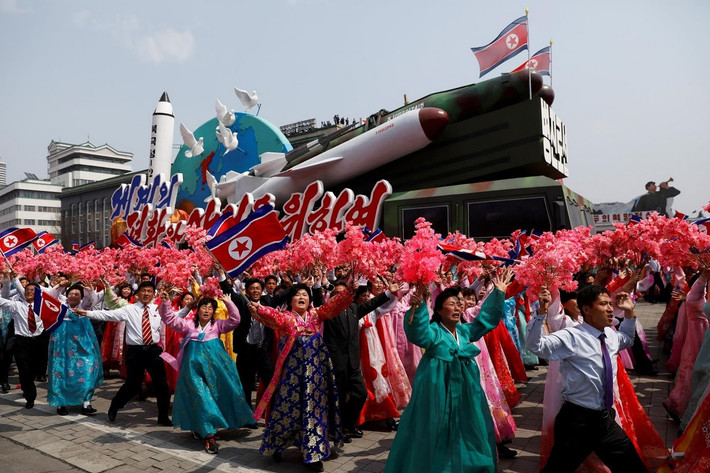 Quần chúng nhân dân diễu qua lễ đài. Ảnh: Reuters