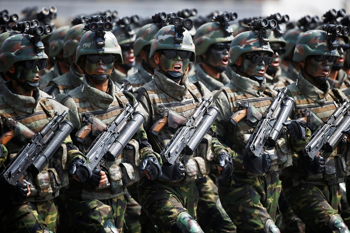 Kính nhìn đêm gắn trên mũ sắt binh sĩ sẽ được các quan sát viên nước ngoài quan tâm. Nhiều người theo dõi các cuộc duyệt binh của Triều Tiên vì muốn thấy đất nước cô lập này có thể mua hoặc sản xuất vũ khí công nghệ cao mới nào vi phạm lệnh trừng phạt của Liên Hợp Quốc. Ảnh: Reuters