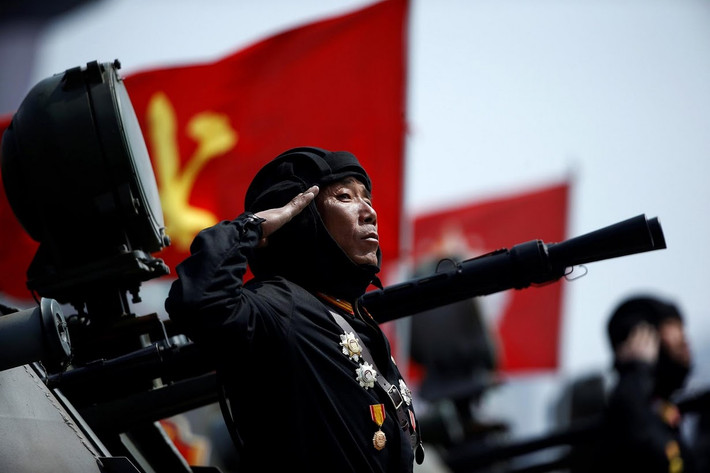 Một sĩ quan chỉ huy Quân đội Nhân dân Triều Tiên đứng trên xe pháo trong cuộc duyệt binh. Ảnh: Reuters