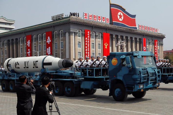 Các cuộc duyệt binh trên Quảng trường Kim Il-sung ở thủ đô Bình Nhưỡng luôn phát đi những thông điệp lớn cho thế giới bên ngoài. Đây cơ hội hiếm có đối với các nhà phân tích vũ khí và các nhà điều tra Liên Hợp Quốc để có được cái nhìn sâu sắc về những khả năng quân sự bí mật của Triều Tiên. Ảnh: Reuters