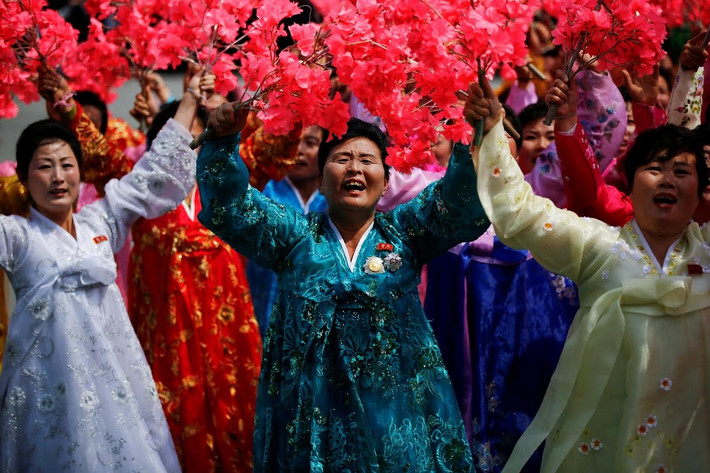 Một trong những nghi lễ không thể thiếu là ca ngợi nhà lãnh đạo Triều Tiên. Ảnh: Reuters