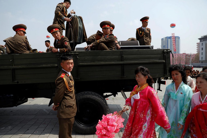 Binh sĩ và quần chúng tỏ ra khá mệt mói sau cuộc diễu hành. Ảnh: Reuters